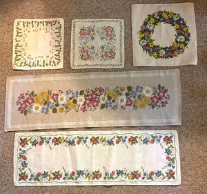 lot 319 image: Variety of Vintage Linens