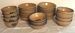 lot 393 image: Set of Vintage Pfaltzgraff Folk Art Bowls