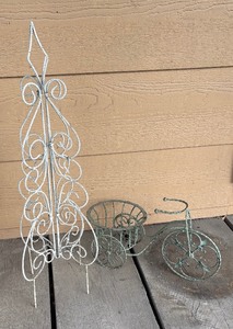 lot 398 image: Decorative Yard Decor