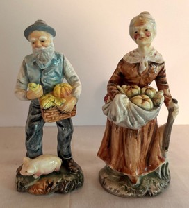 lot 428 image: Pair of Vintage Enesco Figurines