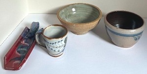 lot 407 image: Assorted Lovely Artisan Pottery and Ceramic Pieces