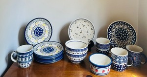 lot 176 image: Assorted Polish Pottery Set with Plates, Bowls, and Mugs