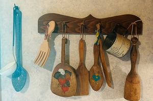 lot 178 image: Vintage Kitchen Utensil Decor