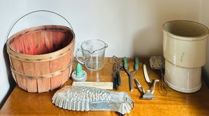 lot 402 image: Vintage Finds