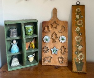 lot 169 image: Rustic Decor Collection Wall Hanging, Display Shelf, and Cutting Board