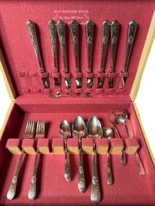 lot 413 image: Rogers Bros Vintage Flatware Set in Adoration Pattern (30 Pieces)