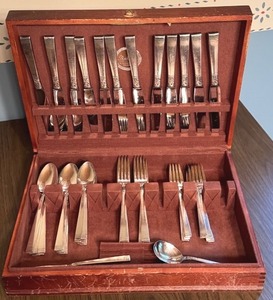 lot 414 image: Community Plate Vintage Flatware Set, Service for 12 in Box