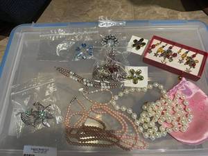 lot 201 image: Collection of Costume Jewelry with Pearls and Gemstones