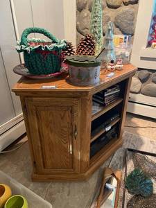 lot 225 image: Wooden Entertainment Cabinet with Decorative Holiday Items