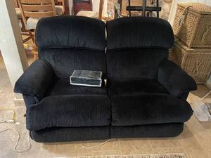 lot 226 image: La-Z-Boy Black Recliner Set and Loveseat with Manual Recline