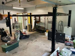 lot 4 image: Automotive Hydraulic Car Lift with SPX Stone Pump