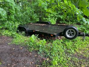 lot 14 image: Flatbed Equipment Trailer with Dual Axles