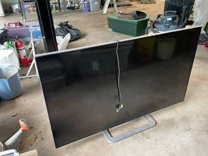lot 15 image: Vizio 50 HD TV with Stand and Roku Streaming Device