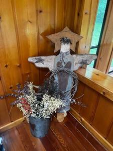 lot 26 image: Rustic Wooden Angel Decor with Decorative Pail and Dried Flowers