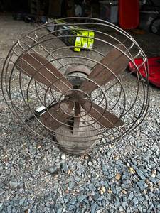 lot 39 image: Vintage U.S. Property Metal Desk Fan with Wooden Base