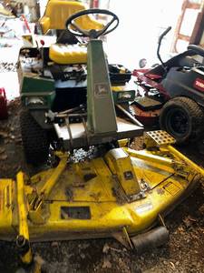 lot 67 image: John Deere Riding Lawn Mower with Accessories