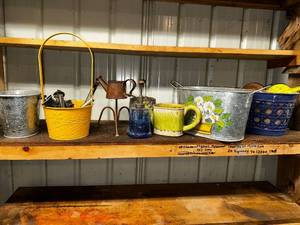 lot 86 image: Collection of Vintage Metal and Ceramic Items