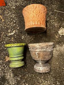 lot 87 image: Set of 3 Decorative Garden Urns