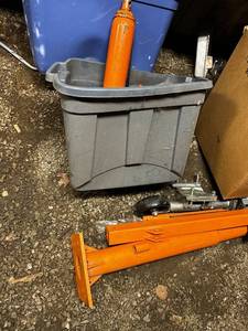 lot 90 image: Set of Hydraulic and Trailer Stabilizer Jacks