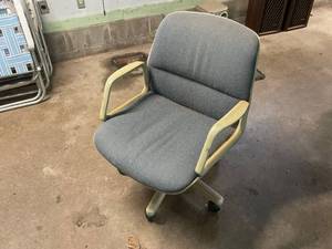 lot 113 image: Used Swivel Office Chair with Armrests
