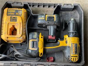 lot 129 image: DEWALT 18V Cordless Drill Set with Charger and 3 Batteries