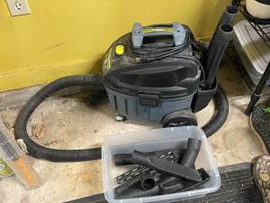 lot 143 image: Craftsman Shop Vac with Assorted Attachments