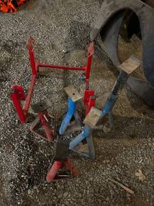 lot 157 image: Collection of 6 Heavy Duty Adjustable Jack Stands in Red and Blue