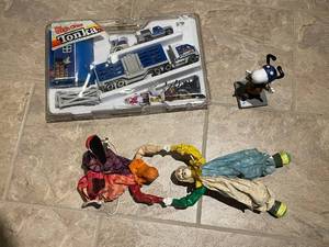 lot 229 image: Vintage Tonka Truck Set, Clown Puppet & Snoopy Figurine