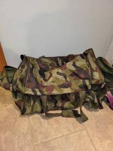 lot 275 image: Collection of 5 Travel Bags and Suitcases including Camouflage Duffle and London Fog Suitcase