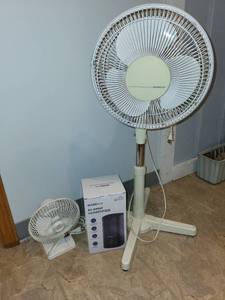 lot 276 image: Set of 2 Holmes Fans and ROSEKM KC-KM13T Humidifier