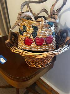 lot 423 image: Set of 2 Wicker Baskets with Apple Design