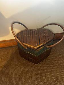 lot 425 image: Vintage Heart-Shaped Wicker Basket with Lid