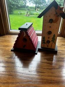 lot 426 image: Set of 2 Decorative Wooden Birdhouses in Unique Designs