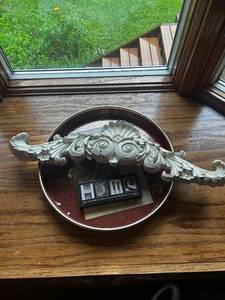 lot 430 image: Decorative Wall Accent, Plaque with Inspirational Quote, and Vintage Magazine Tin