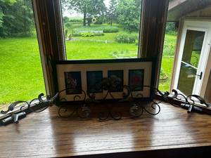 lot 433 image: Decorative Metal Scroll Wall Shelf with Floral Photo Frame