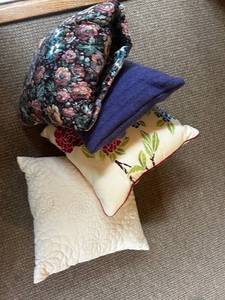 lot 449 image: Collection of 5 Decorative Throw Pillows with Floral Designs
