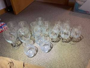 lot 452 image: Collection of 16 Etched Glassware with Winter Scenes