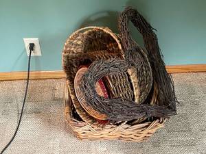 lot 476 image: Collection of 5 Woven Baskets with Natural Fibers