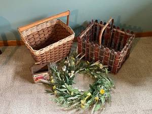 lot 479 image: Rustic Decor Set 2 Wicker Baskets and Greenery Wreath