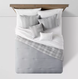 lot 403 image: 4PCS TwinTwin XL Reversible Heathered Herringbone Stripe Comforter Set - Threshold
