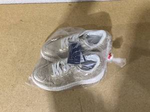 lot 423 image: Size 6 Womens Persephone Sneakers with Memory Foam Insole - Universal Thread