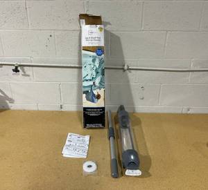 lot 322 image: Mainstays Small Pool & Spa Manual Debris Catcher in Plastic & Aluminum - Gray - 1.54 lb