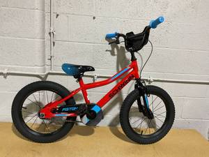 lot 139 image: Schwinn Piston 16 Kids Bike