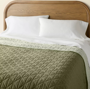 lot 376 image: Reversible Lightweight Quilt Tonal Green - Hearth & Hand with Magnolia