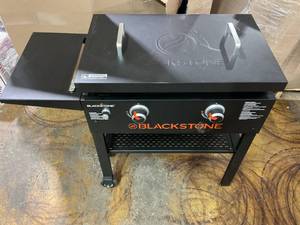 lot 29 image: Blackstone Original 2-Burner 28 Propane Omnivore Griddle with Hard Cover