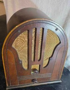 lot 37 image: Philco Tabletop Radio