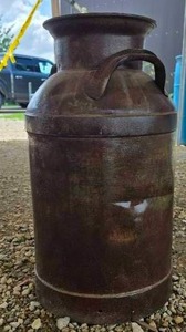 lot 58 image: VINTAGE 10 GALLON STEEL MILK CAN
