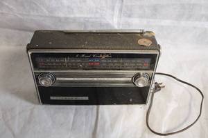 lot 10 image: Vintage Crown 4-Band Transistor Radio
