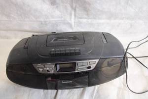 lot 13 image: Panasonic Portable CDCassette Player with AMFM Radio