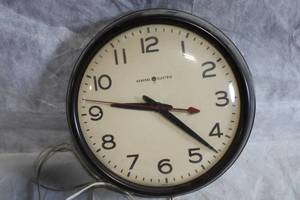lot 18 image: Vintage General Electric Wall Clock with Black Rim